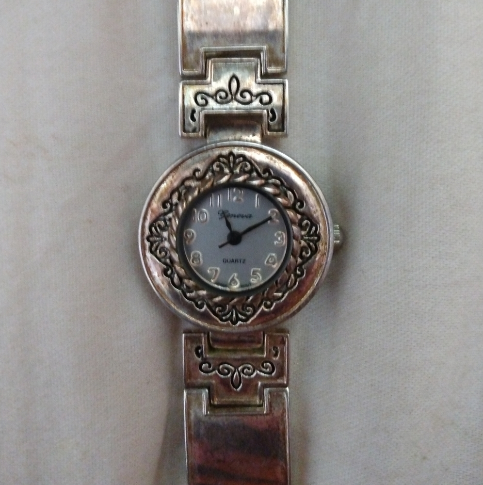 Vintage Geneva Circle Face Silver/Gold link open/ adjustable clasp Women's Watch